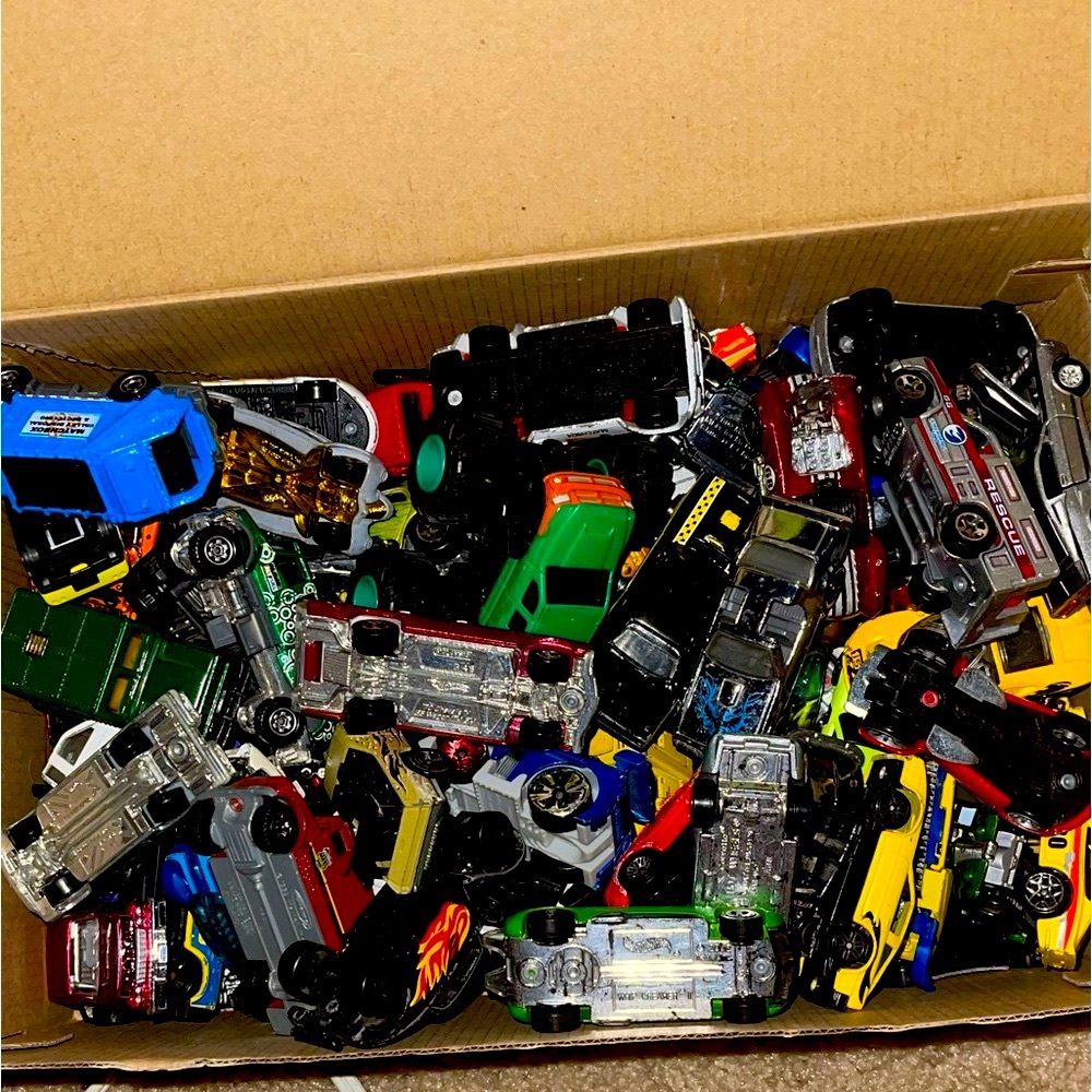 Shoebox full of Die cast Matchbox cars, Trucks etc all in excellent condition